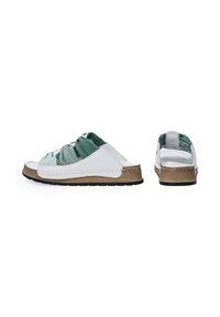Groene en witte instapsandalen met een textuur op de bovenkant en een bijpassende zool, die vanuit meerdere hoeken een casual, comfortabele uitstraling tonen.