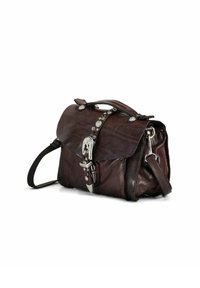 Borsa a tracolla in pelle marrone con chiusura a pattina, inserti in metallo argento e decorazioni lungo la parte anteriore. Tracolla regolabile.