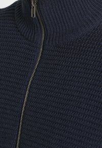 Pier One Gilet - mottled dark blue