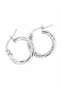 Pendientes de aro de plata con un diseño retorcido, presentan una textura pulida y un cierre de broche. Los aros son de tamaño mediano y de forma circular.