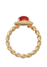 Bague en or à bande torsadée dotée d'une pierre précieuse cabochon rouge lisse au centre, créant un design proéminent et contrasté.