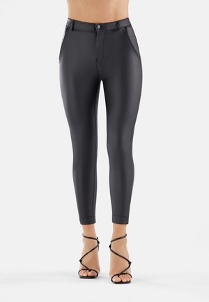 Pantaloni neri a vita alta realizzati in un materiale lucido, dotati di chiusura frontale con bottone, tasche laterali e un design slim-fit.