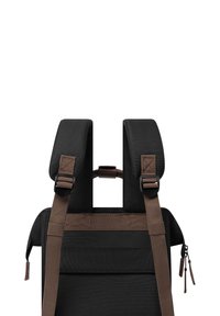 Sac à dos en tissu noir, avec des bretelles rembourrées noires et des accents marron. Comprend des boucles réglables et une poche zippée à l'avant.