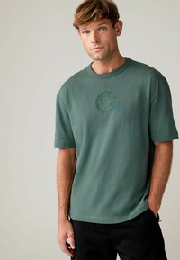 Next Printtipaita - grey green black