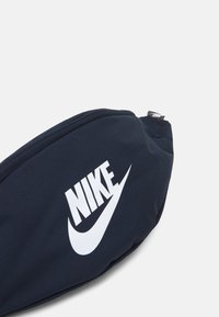 Nike Sportswear HERITAGE WAISTPACK UNISEX - Bolsa de cintura - obsidian/white