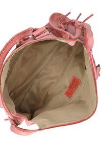 Borsa a tracolla in suede rosa con apertura superiore e interno beige. Include una chiusura a zip dorata e un piccolo tag del marchio all'interno. La tracolla è intrecciata.