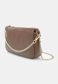 Clutch in pelle marrone con una finitura testurizzata, dotato di una tracolla in catena dorata e chiusura a zip. Forma rettangolare compatta, design elegante.