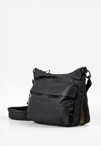 Borsa a tracolla nera in nylon con tasca a pattina frontale, compartimento laterale con zip e tracolla regolabile su sfondo bianco.