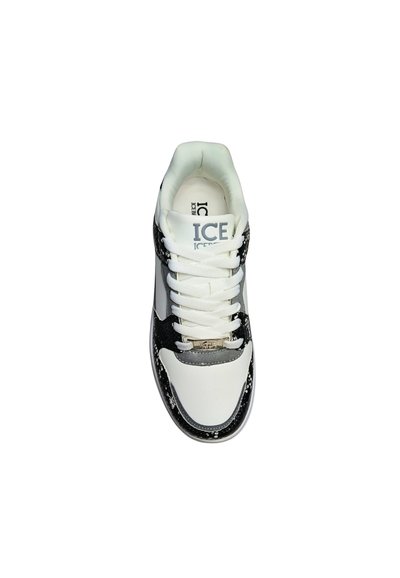 Hvid og sort sneaker med snørebånd, "ICE"-branding på tungen og teksturerede detaljer langs siderne og tåområdet.
