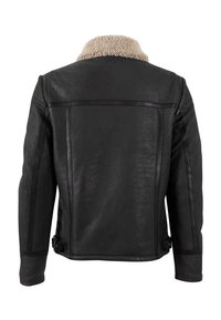 Zwarte leren jack met een beige schapenvachtkraag, gestructureerde silhoutte en zijgespen. Gladde textuur met minimale stikseldetails.