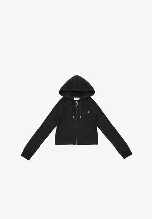 Felpa nera corta realizzata in materiale felpato. Presenta una zip frontale, cappuccio con cordino e due tasche frontali. Logo del brand discreto sul petto.