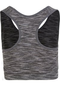 Harmaa urheilullinen hihaton paita, jossa on teksturoitu raidallinen kuvio, rautakangelitaiteinen muotoilu ja sovitettu siluetti, jossa on leveä vyö alareunassa.