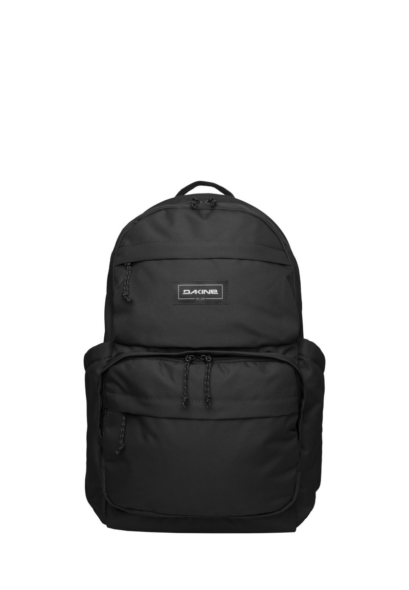Svart ryggsäck i slitstarkt tyg, med rundad topp, två blixtlåsfickor på framsidan och justerbara axelremmar.