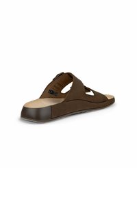 Brun lädersandal med öppen bakdel, bred rem, utskärningsdesign, vadderad innersula och gummibas. Lätt upphöjd klack för ökad komfort.