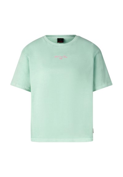 Mintgroen T-shirt met korte mouwen, ronde hals en een klein roze "Pink and Ice" tekstlogo in het midden van de borst.