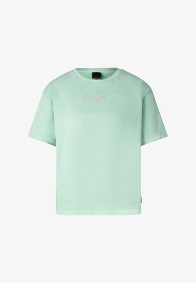 Mintgroen T-shirt met korte mouwen, ronde hals en een klein roze "Pink and Ice" tekstlogo in het midden van de borst.