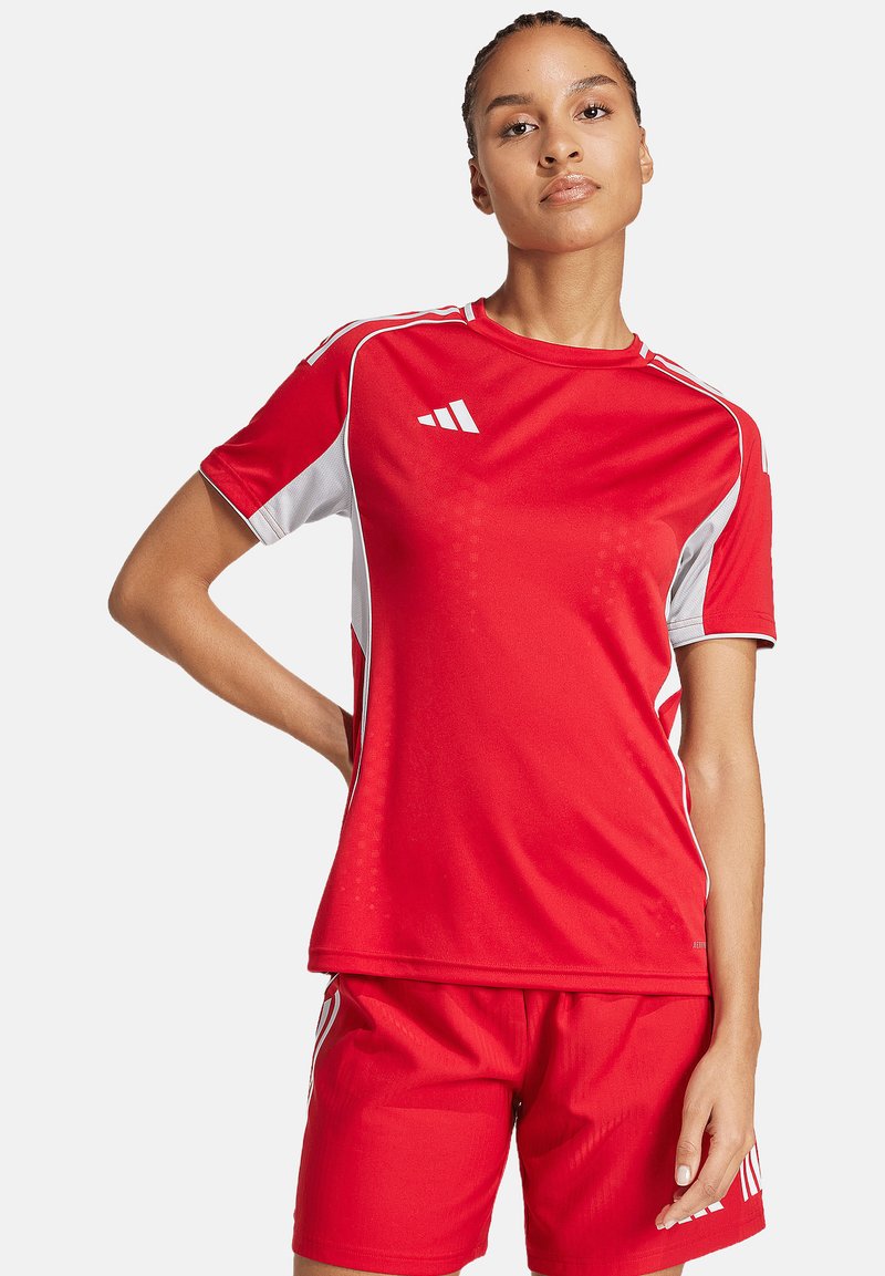 Rotes Sportoberteil und Shorts-Set aus synthetischem Material, mit weißen Akzenten, Rundhalsausschnitt und seitlichen Streifen an Ärmeln und Shorts.