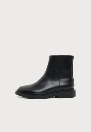 Calvin Klein, LUGGED CHELSEA BOOT - Klasické členkové čižmy - triple black