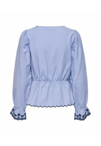 Blouse rayée bleu et blanc avec des manches bouffantes, taille cintrée et ourlet à volants. Les poignets présentent une broderie florale en bleu marine.