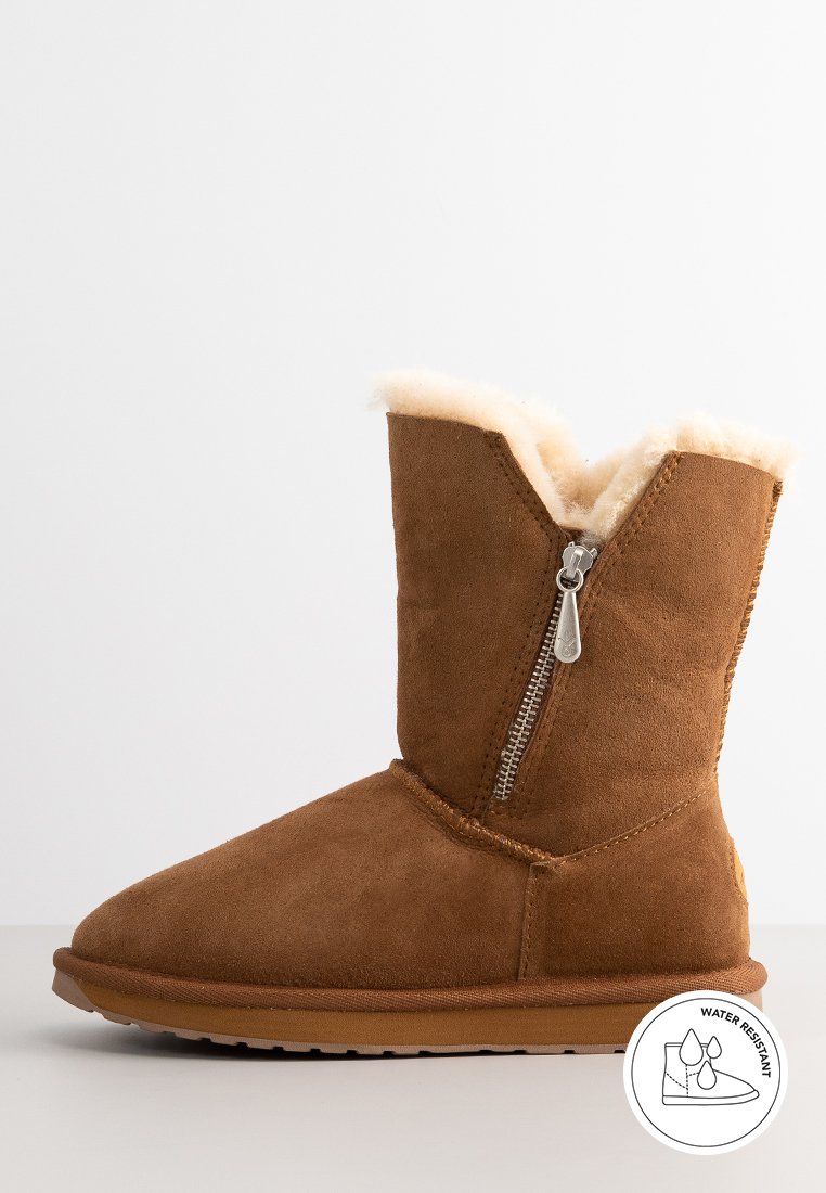 Braune Wildlederstiefel mit Schaffellfutter, Reißverschluss und Gummisohle. Verfügt über ein wasserabweisendes Etikett an der Seite.