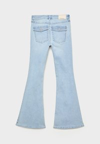 Helle blaue Schlagjeans aus Denim. Verfügt über zwei Gesäßtaschen mit dekorativer Naht und ein Etikett am Bund. Angenehme, glatte Textur.