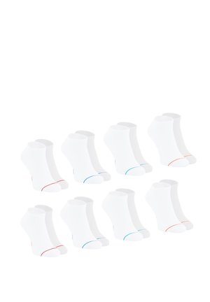 Chaussettes blanches jusqu'aux chevilles avec des accents de couleur aux orteils en rouge et bleu. Comprend quatre paires, texture douce et design arrondi. Convient pour un usage décontracté.