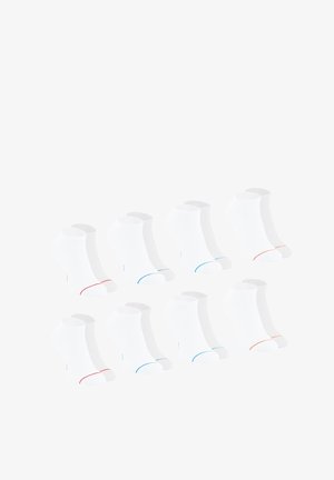 Chaussettes blanches jusqu'aux chevilles avec des accents de couleur aux orteils en rouge et bleu. Comprend quatre paires, texture douce et design arrondi. Convient pour un usage décontracté.