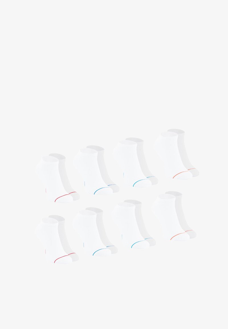 Chaussettes blanches jusqu'aux chevilles avec des accents de couleur aux orteils en rouge et bleu. Comprend quatre paires, texture douce et design arrondi. Convient pour un usage décontracté.