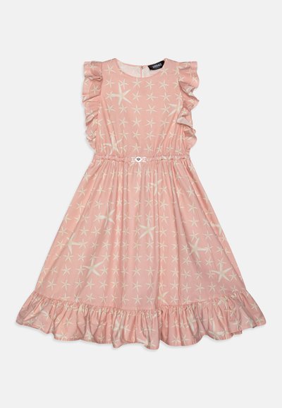 Rózsaszín ruha csillaghal mintával, fodros ujjak, gumírozott derék és fodros szegély, könnyű anyagból készült.