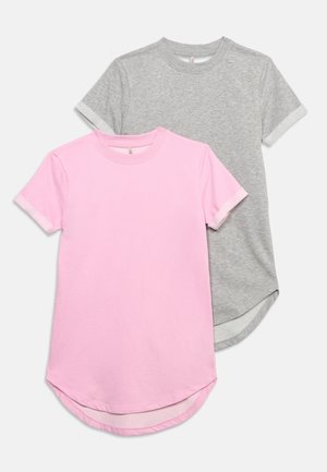 Dvě trička s krátkým rukávem, jedno světle růžové a jedno světle šedé, obě s kulatým výstřihem a zakřiveným okrajem, naskládaná na bílém pozadí.