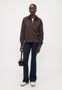 ONLY Tall ONLRINEA BUTTON SHIRT - Overhemdblouse - chocolate torte