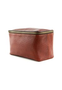 Brun lær kosmetikkveske med teksturert overflate, rektangulær form, glidelås og detaljer i gullfarge. Merket er preget på siden.