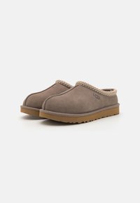 Pruunist nahast slip-on saapad ümarate ninadega, beežid dekoratiivsed õmblused kaela ümber ja pruun kummitald hea haardega.