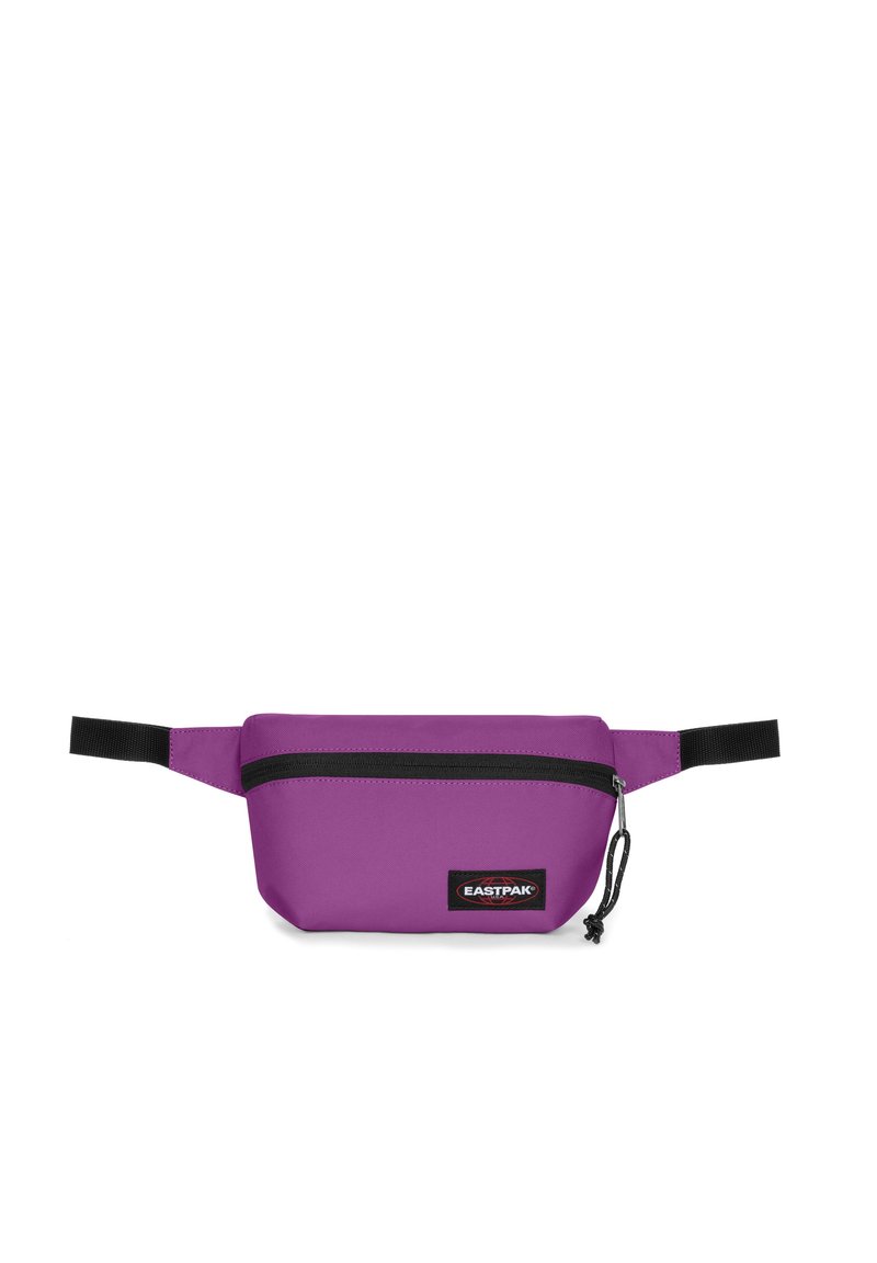 Borsetta in tessuto viola con zip nera, tracolla nera regolabile e patch con logo. Texture liscia e forma compatta.