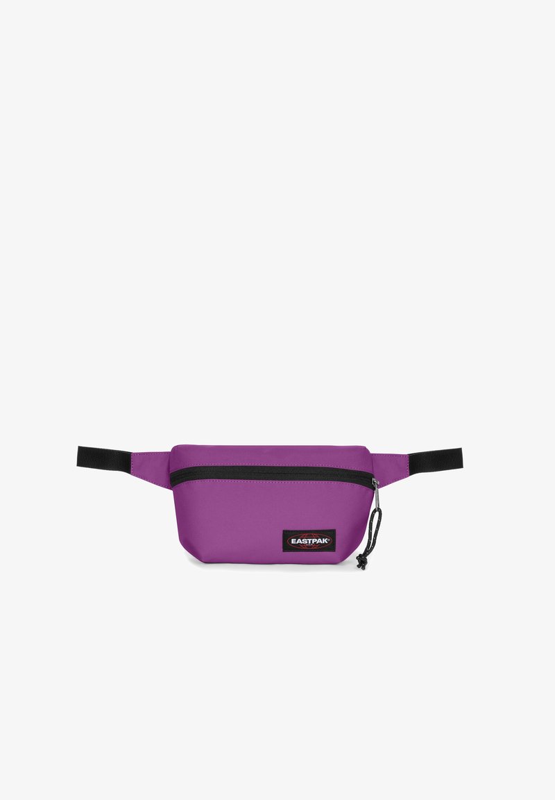 Borsetta in tessuto viola con zip nera, tracolla nera regolabile e patch con logo. Texture liscia e forma compatta.