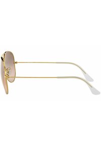 Occhiali da sole in metallo dorato con lenti rosa, caratterizzati da una forma slanciata e affusolata e punte delle tempie in acetato trasparente. Senza logo visibile.