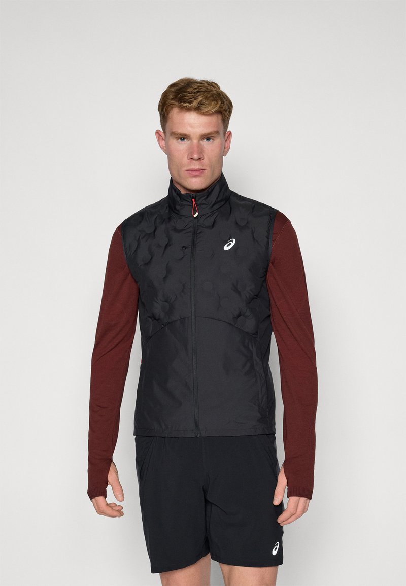 Sort ærmeløs vest med en quiltet tekstur, høj krave og rød lynlåsdetalje, parret med en maroon langærmet skjorte og sorte shorts.