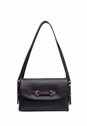 Sac à épaule en cuir noir avec une texture lisse, fermeture à rabat, quincaillerie en argent et un détail logo décoratif à l'avant.