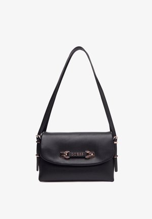 Sac à épaule en cuir noir avec une texture lisse, fermeture à rabat, quincaillerie en argent et un détail logo décoratif à l'avant.