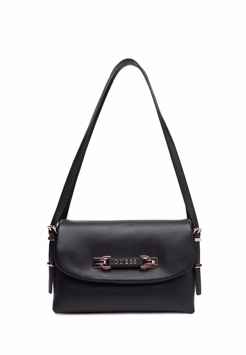 Borsa a spalla in pelle nera con una superficie liscia, chiusura a pattina, hardware argentato e un dettaglio decorativo con logo sul davanti.