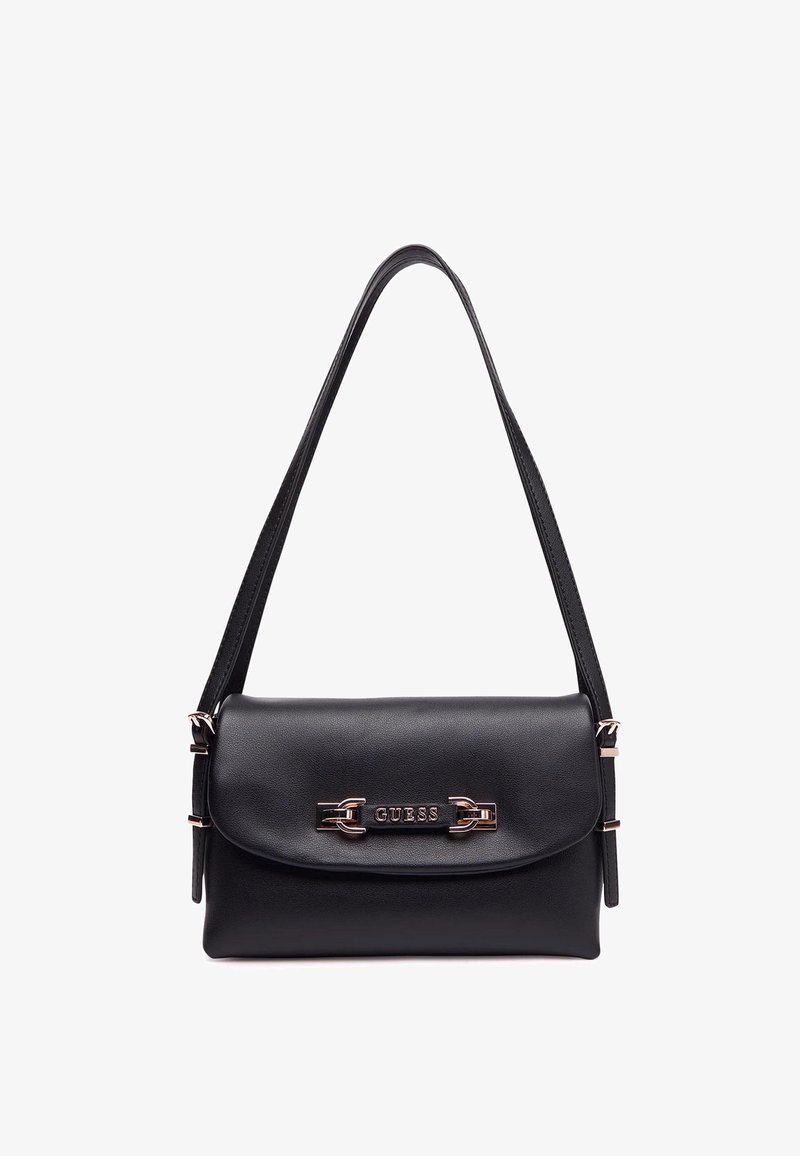 Borsa a spalla in pelle nera con una superficie liscia, chiusura a pattina, hardware argentato e un dettaglio decorativo con logo sul davanti.