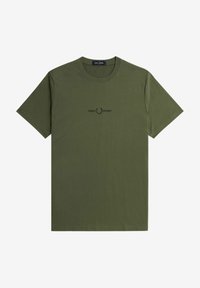 Camiseta de algodón verde oliva con cuello redondo, mangas cortas y un pequeño logo negro bordado en el centro. Textura suave, corte relajado.