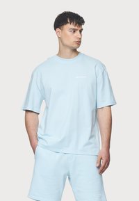 Pegador LOGO TEE - Pamata T-krekls - washed baby blue