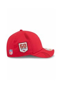 Rote Kappe mit flacher Krempe, Netzpaneelen und NFL-Logo. Besticktes Patch zeigt "50 Saisons" in den Teamfarben und den Jahresbereich.