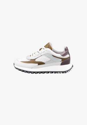 Biały i taupe sportowy sneaker z fakturowaną skórą, zaokrąglonym noskiem, grubą białą podeszwą środkową oraz czarną gumową podeszwą z rowkami zapewniającymi przyczepność.