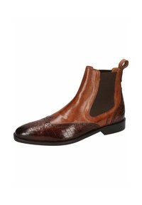 Bota Chelsea de cuero marrón con paneles laterales elásticos, puntera gravada con textura de cocodrilo y un acabado suave. Tiene una lengüeta y un tacón bajo.