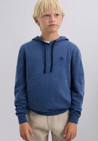 Sudadera con capucha azul hecha de un material suave con textura acanalada, que presenta un bolsillo delantero, cordones y un logo de calavera bordado en el pecho.