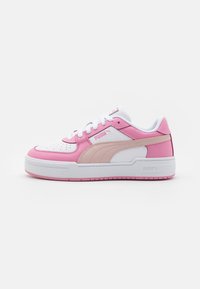 Vit och rosa sneaker med överdel i slät läder, perforeringar vid tårna, tjock sula och Puma-logotyp på sidan och tungan.