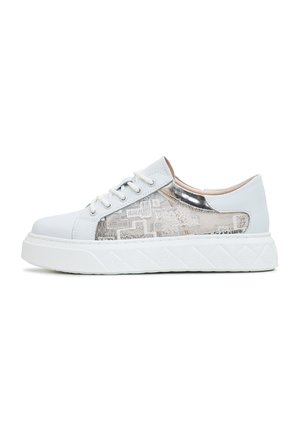 Zapatilla blanca con toques metálicos plateados y paneles laterales texturizados. Presenta cordones redondos y una suela gruesa blanca con un patrón de diamantes.