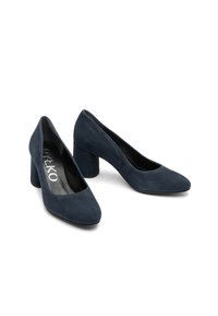 Granatowe zamszowe szpilki z ostrym noskiem i grubym obcasem. Gładka struktura i minimalne detale wzornicze.